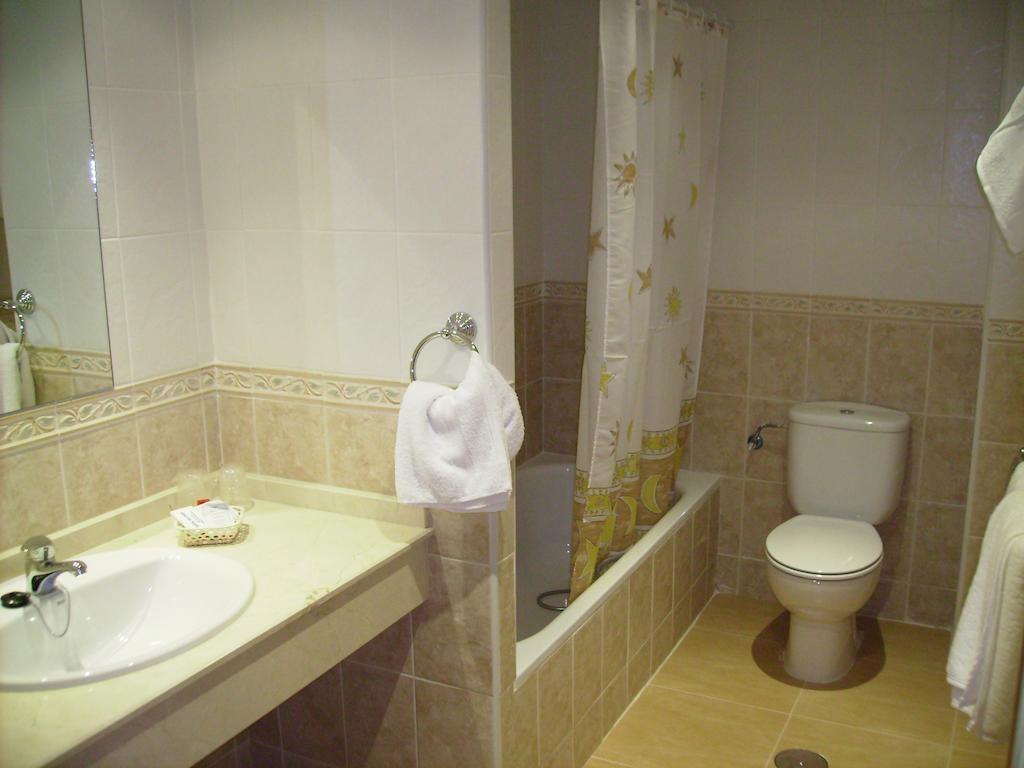 Hotel Delphos Moraleja Bilik gambar